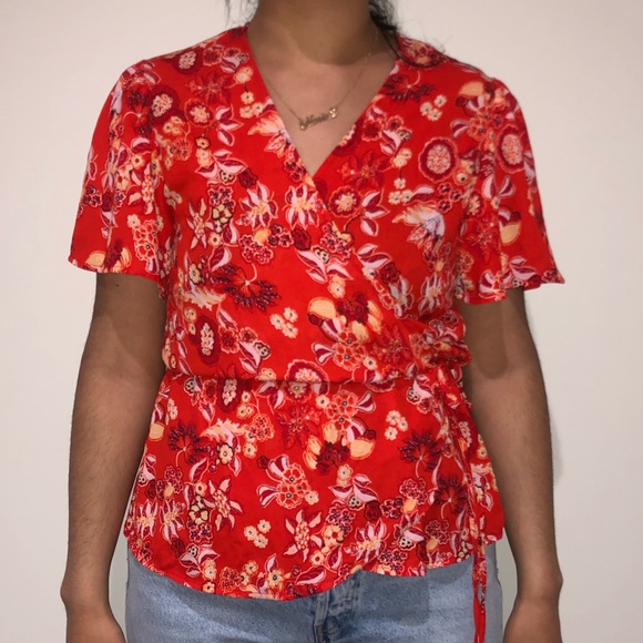 ⭐️⭐️⭐️RED FLORAL TIE TOP - Picture 1 of 4